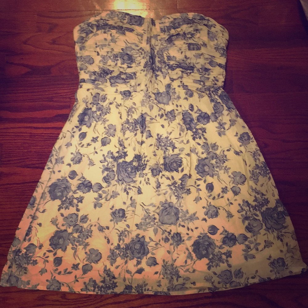 Feminine strapless dress 💙
